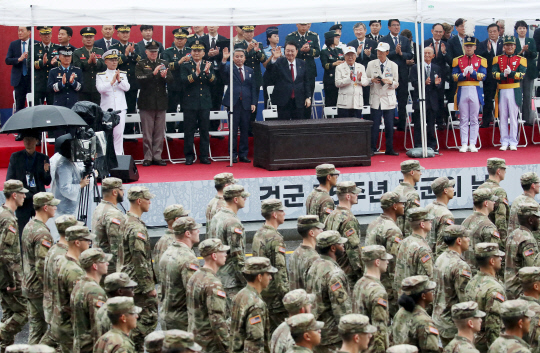 대한민국 건군 제75주년 국군의날 시가행진이 열린 9얼26일 서울 광화문 광장에서 윤석열 대통령이 시가행진하는 미군 제대 장병들에게 인사하고 있다.<대통령실통신사진기자단>